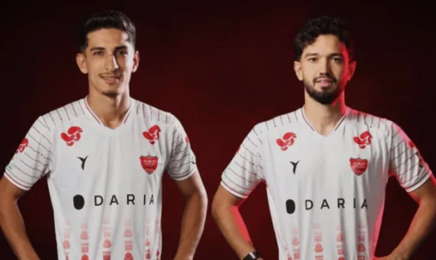 رونمایی از پیراهن دوم پرسپولیس به یاد دانش‌آموزان شهید میناب