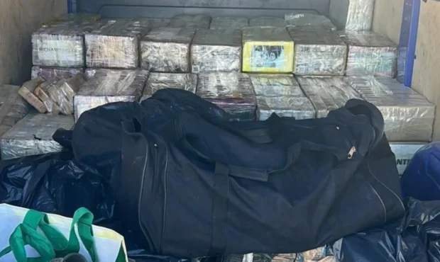 کشف ۱.۵ تن کوکائین و دو سلاح گرم؛ فوتبالیست سابق صربستانی به عنوان عضو «کارتل بالکان» شناسایی شد! کشف ۱.۵ تن کوکائین و دو سلاح گرم؛ فوتبالیست سابق صربستانی به عنوان عضو «کارتل بالکان» شناسایی شد!