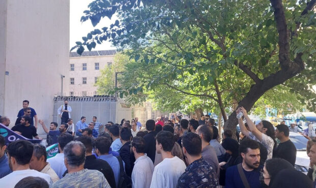کارگران خواستار افزایش حقوق: صدای عدالت اجتماعی بلندتر میشود! کارگران خواستار افزایش حقوق: صدای عدالت اجتماعی بلندتر میشود!